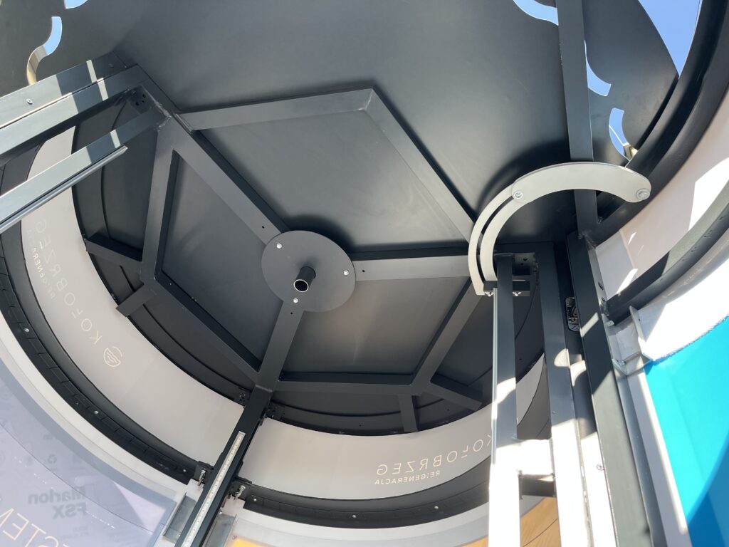 Konstrukcja dachu słupa z ogranicznikiem drzwi